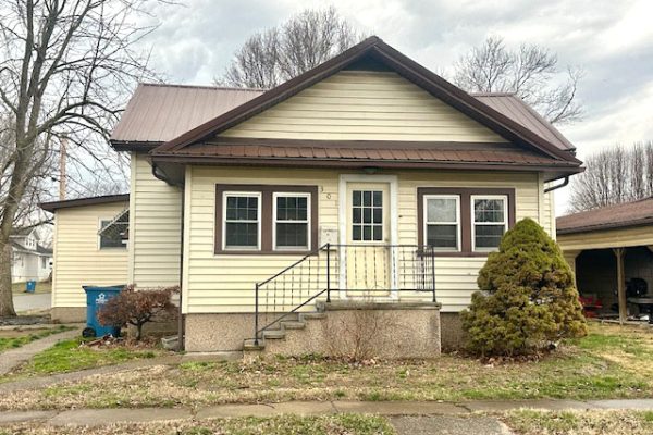 R-1677 ~ 301 NW 4th St, Fairfield, Illinois