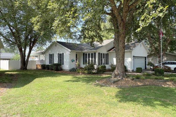 R-1717 ~ 208 Dorris Drive, Fairfield, Illinois